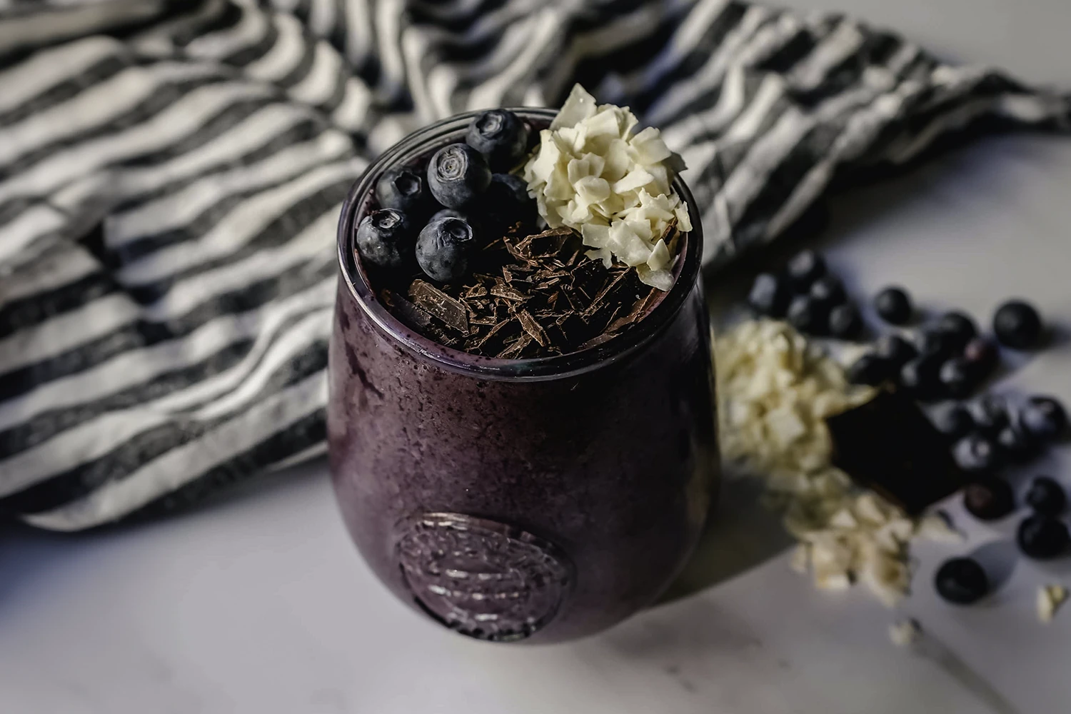 Proteinreicher Beeren-Smoothie mit Heidelbeeren, Kokosflocken und dunkler Schokolade – antioxidativ, nährstoffreich und unterstützend für gesunde Telomere