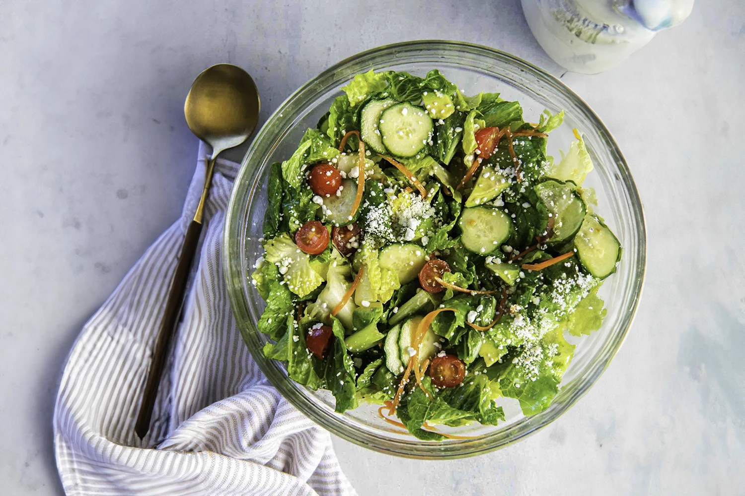 Frische grüne Bowl mit Romana-Salat, Gurke, Tomaten, Karotten und Saaten – vitalstoffreich, entzündungshemmend und förderlich für starke Telomere