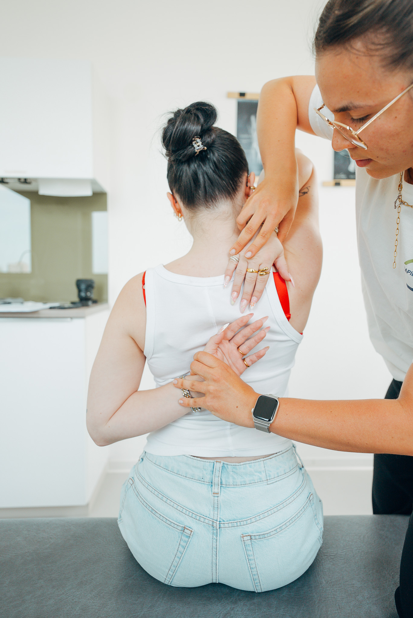 Physiotherapeutische Behandlung mit manuellen Techniken zur Verbesserung der Haltung