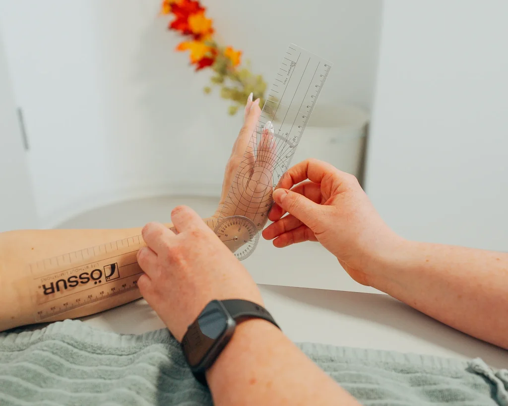 Ergotherapeutische Vermessung der Hand im Therapie Zentrum Augsburg zur Beurteilung von Beweglichkeit und Therapiefortschritt.