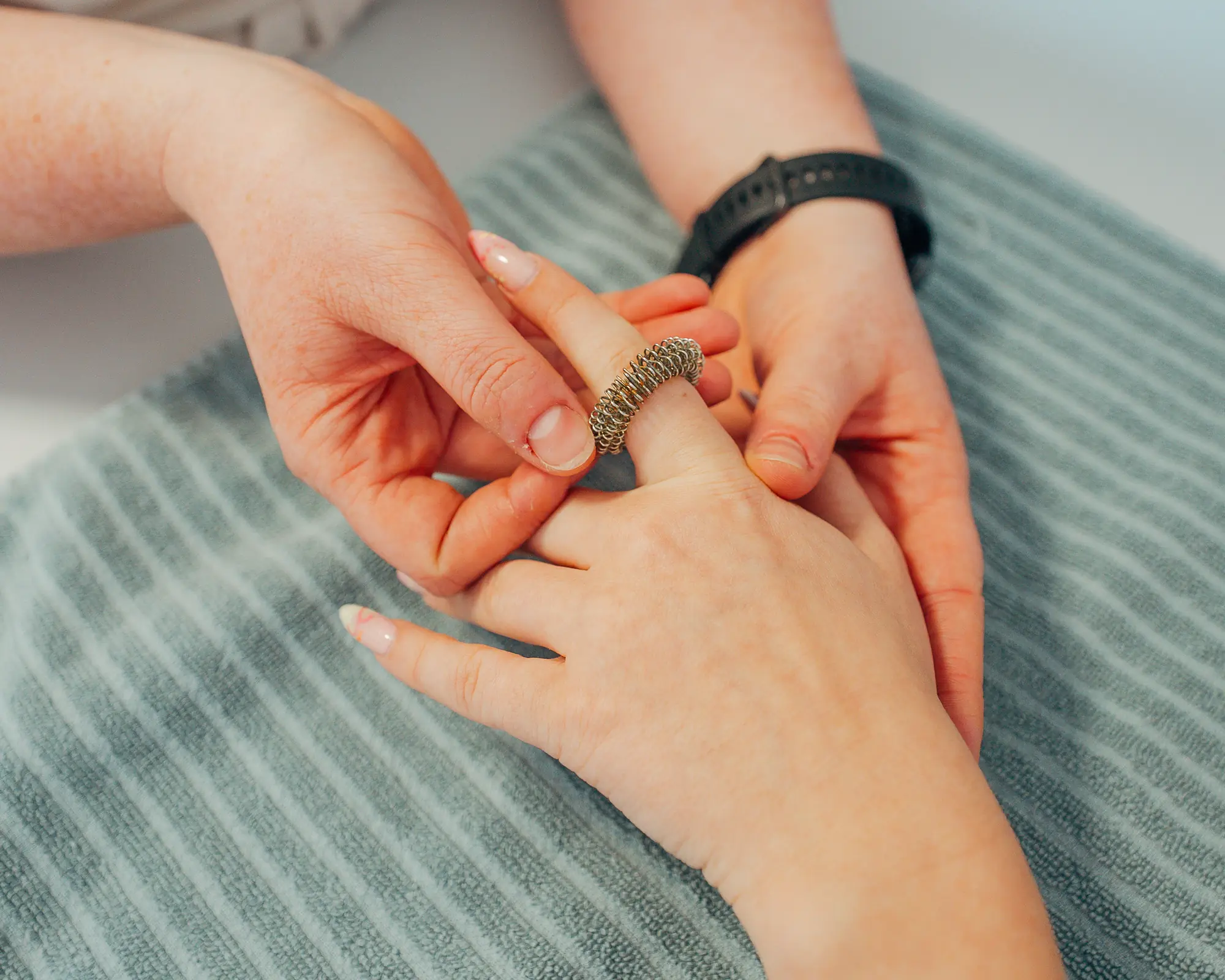 Fingerübung in der Ergotherapie im Therapie Zentrum Augsburg zur Förderung der Feinmotorik und Handfunktion.