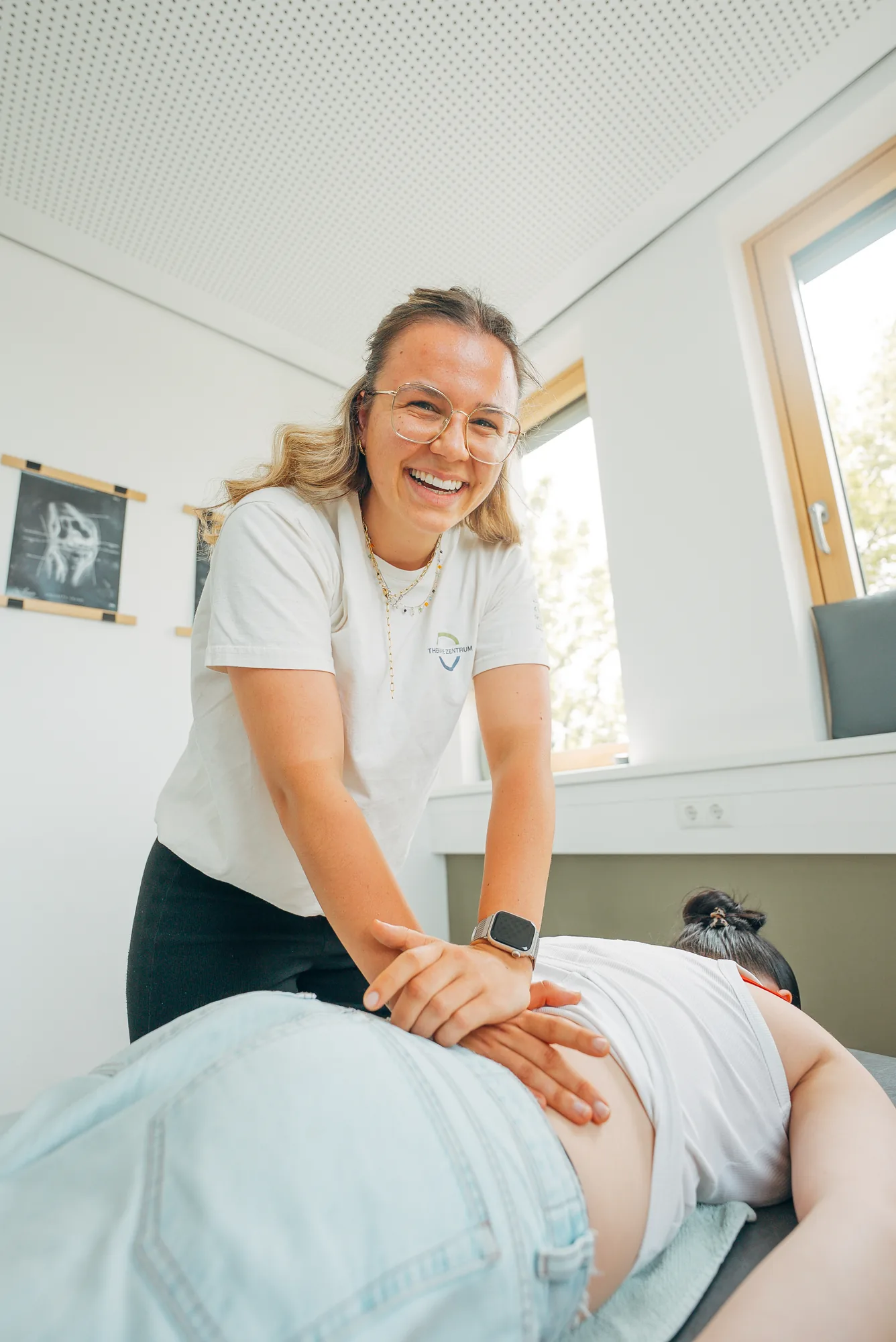 Physiotherapeutische Rückenbehandlung im Therapie Zentrum Augsburg zur Linderung von Beschwerden und Förderung der Beweglichkeit.