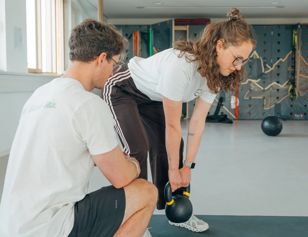 Sportliche Trainingsübung im Therapie Zentrum Augsburg zur Verbesserung von Fitness und Beweglichkeit.